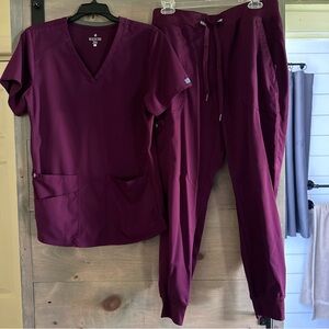 Women’s athletic/jogger scrub set size Medium